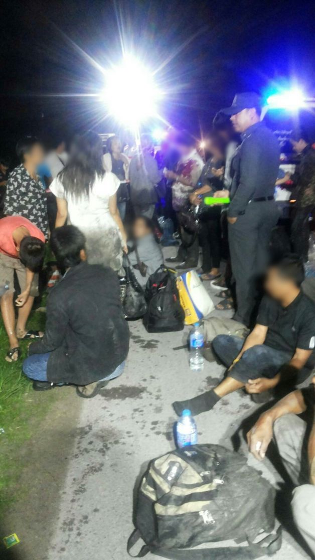 ระทึก!!ทัวร์ชนเก๋งคว่ำตกข้างทางบาดเจ็บกว่า20
